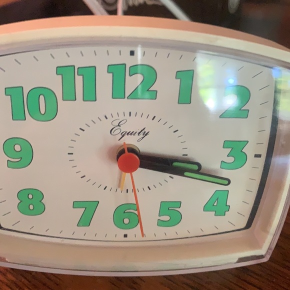 Clock equity vintage letters glow in dark - Picture 4 of 4